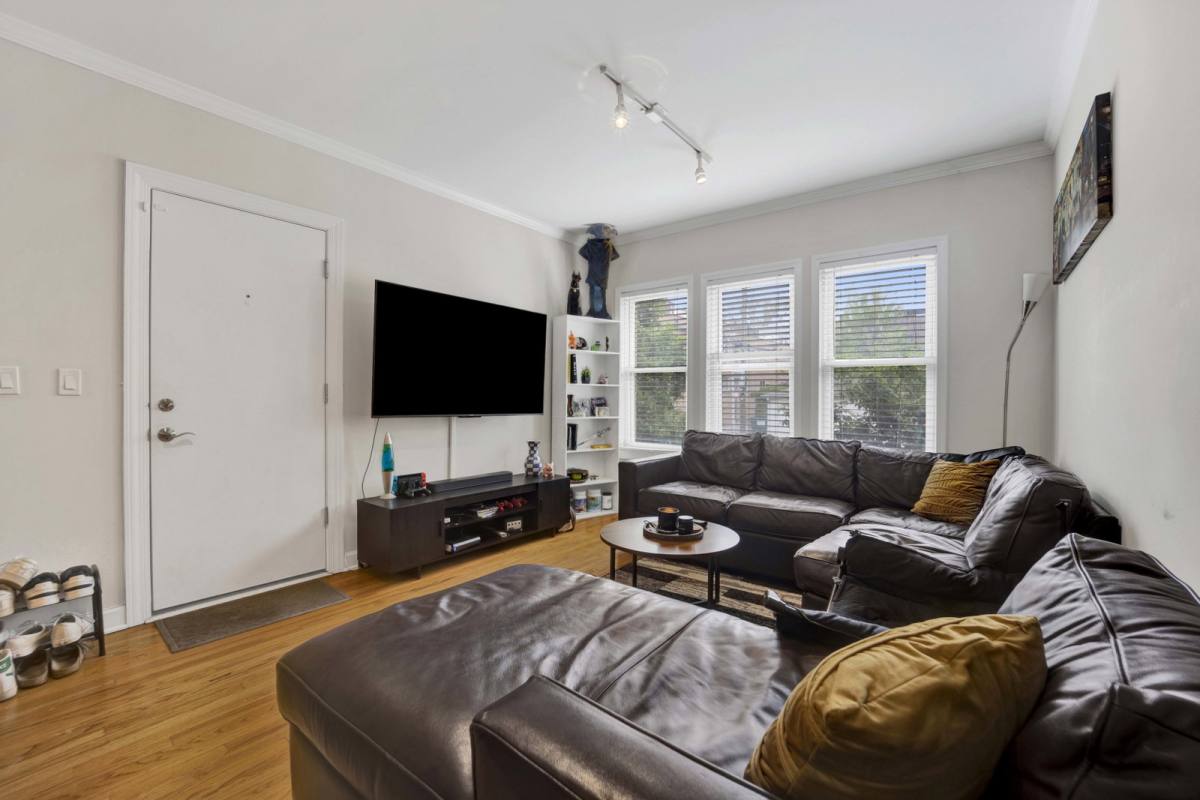 Apartment for rent at 1152 W Cornelia Ave #1, Chicago, IL 60657