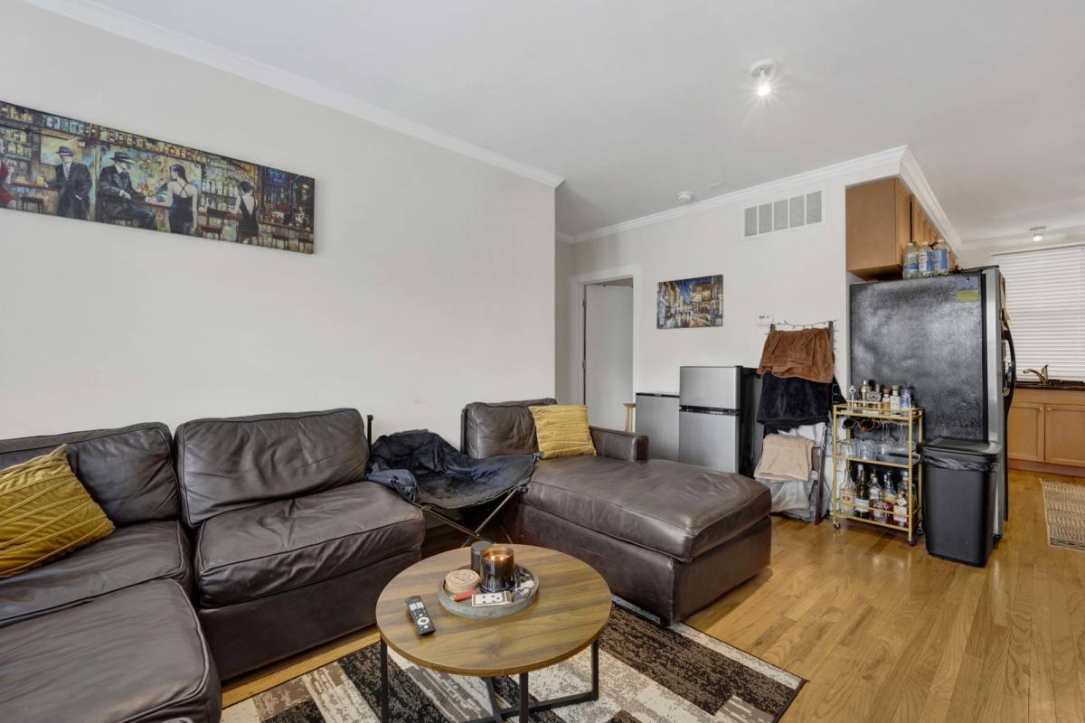 Apartment for rent at 1152 W Cornelia Ave #1, Chicago, IL 60657