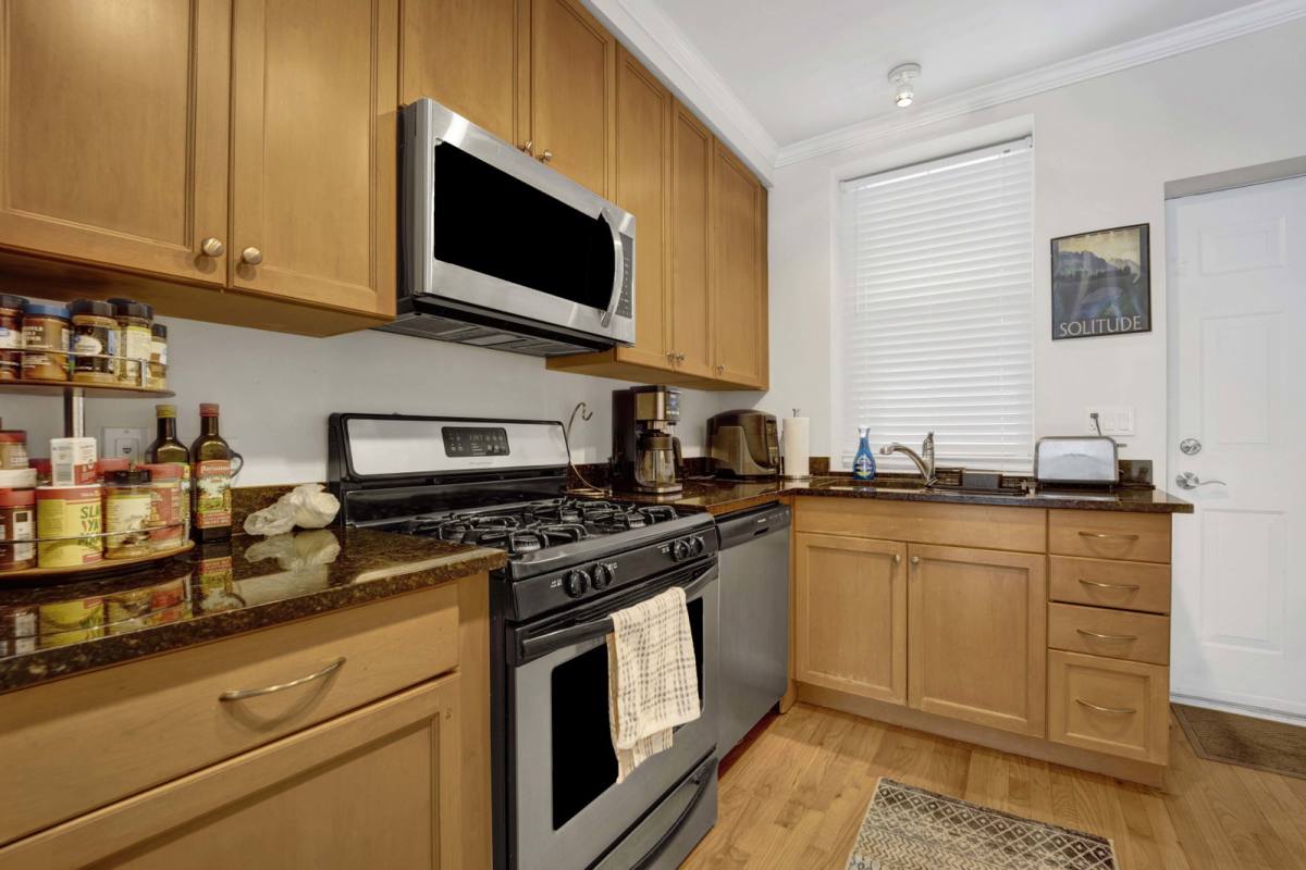 Apartment for rent at 1152 W Cornelia Ave #1, Chicago, IL 60657