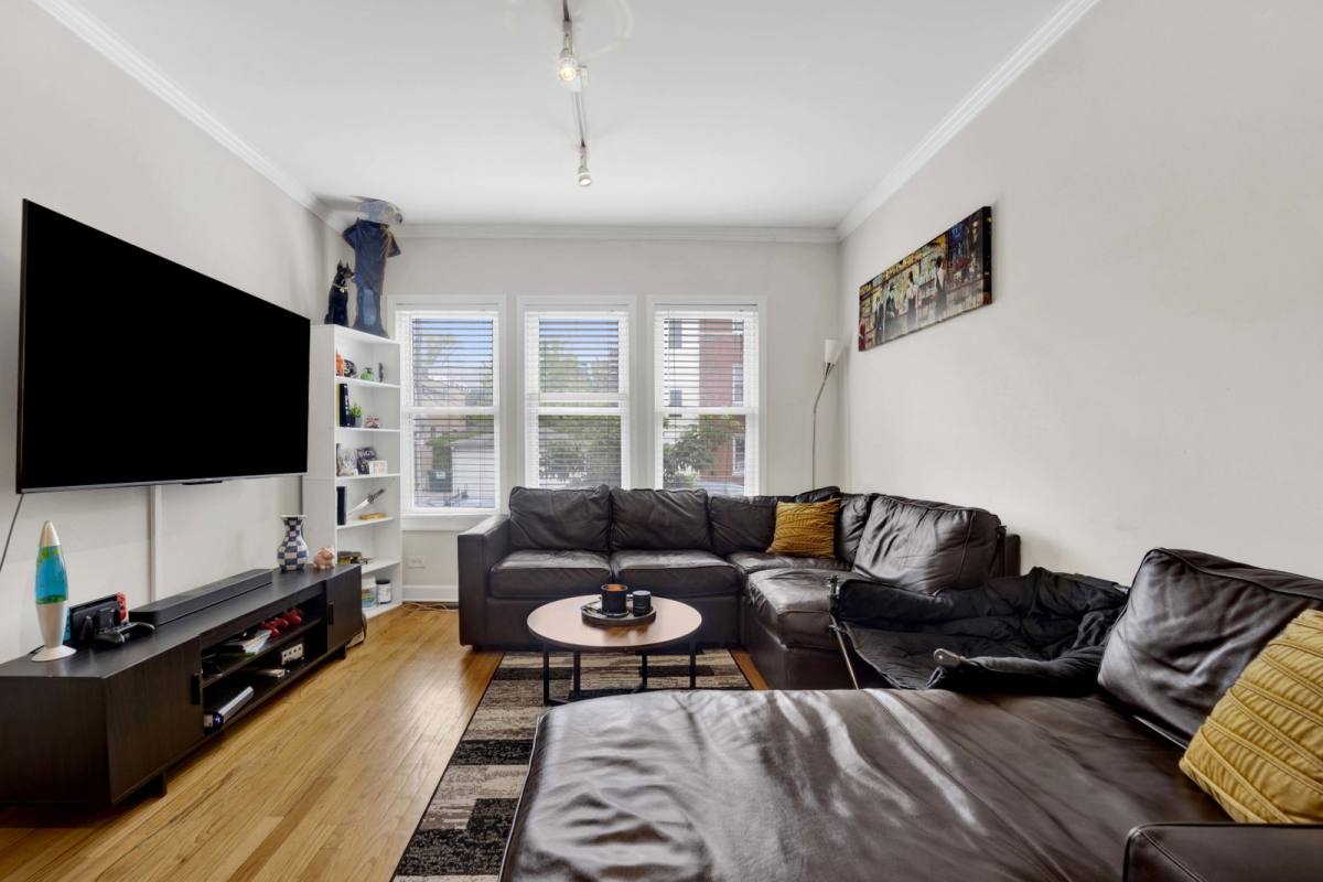 Apartment for rent at 1152 W Cornelia Ave #1, Chicago, IL 60657
