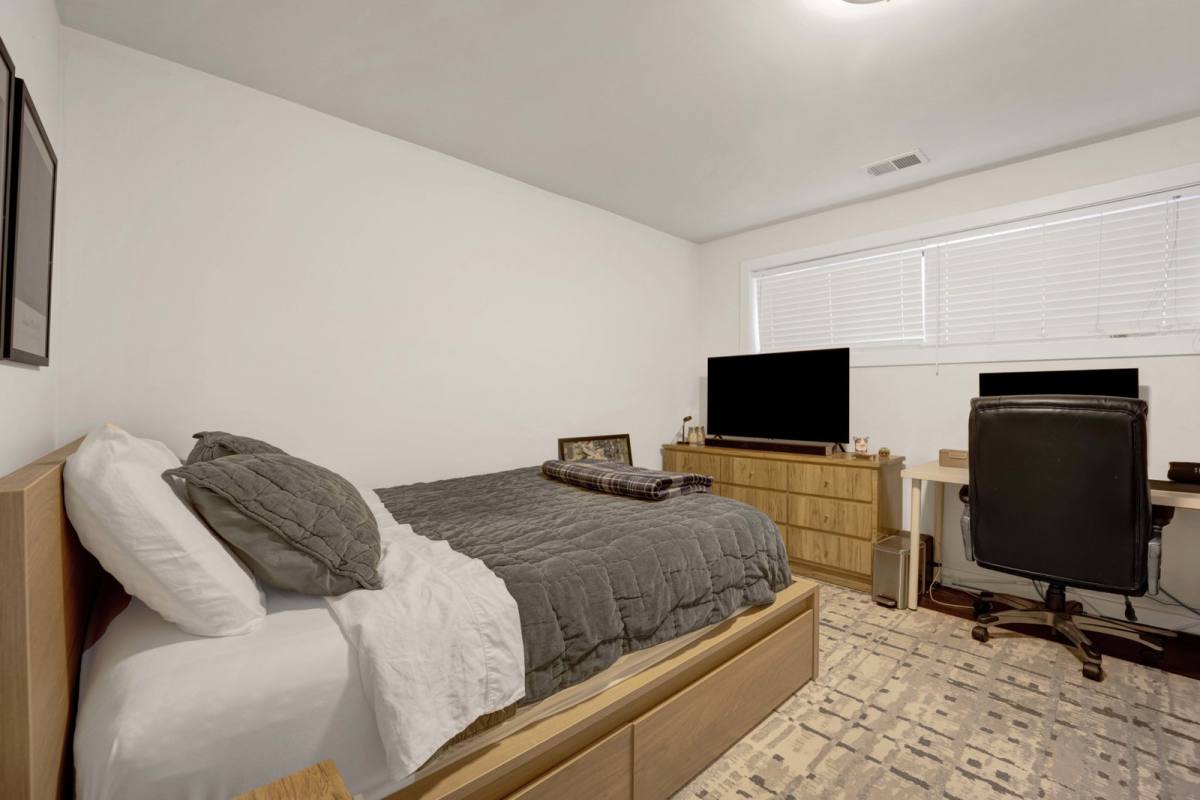 Apartment for rent at 1152 W Cornelia Ave #1, Chicago, IL 60657