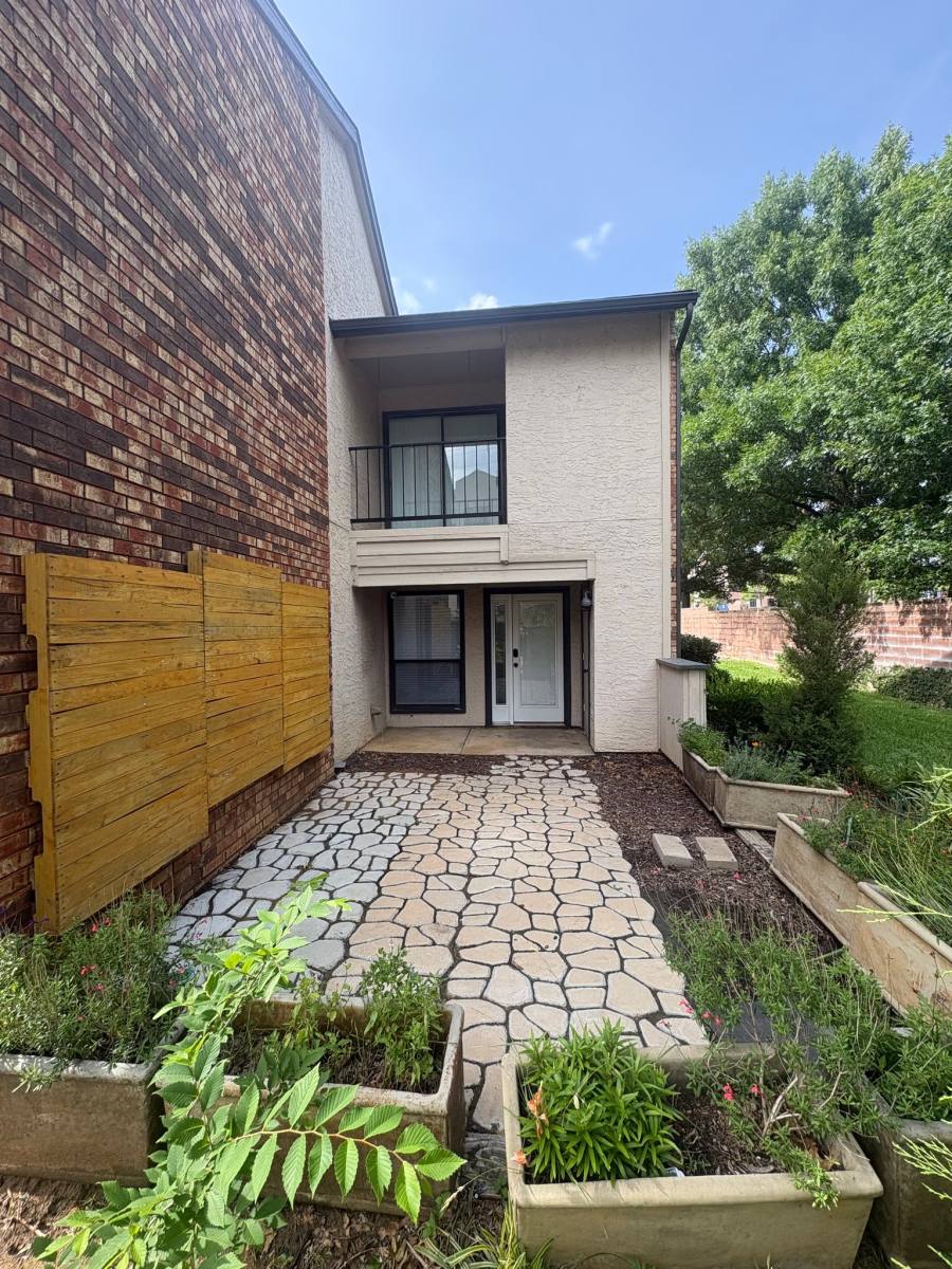 Townhouse for rent at 827 W Harwood Rd, Hurst, TX 76054