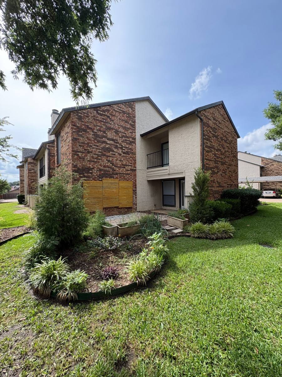 Townhouse for rent at 827 W Harwood Rd, Hurst, TX 76054