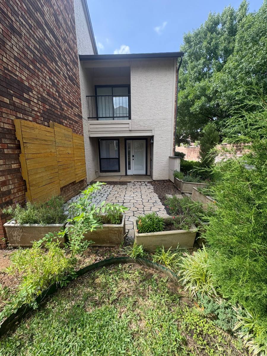 Townhouse for rent at 827 W Harwood Rd, Hurst, TX 76054