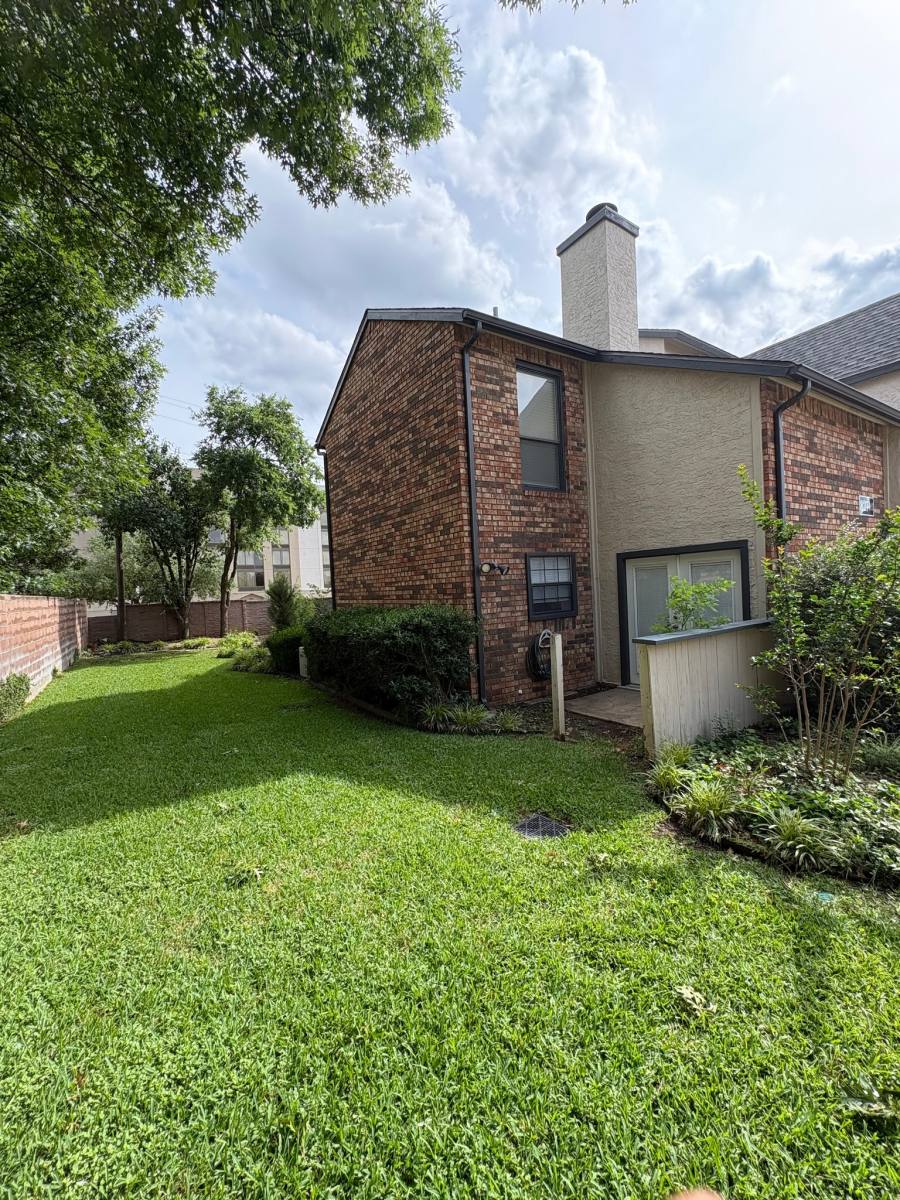 Townhouse for rent at 827 W Harwood Rd, Hurst, TX 76054