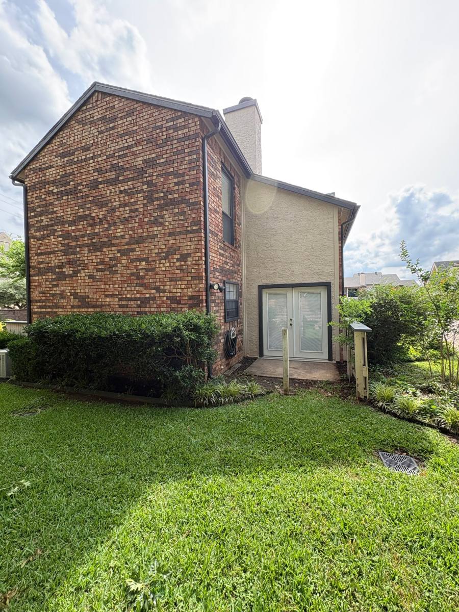Townhouse for rent at 827 W Harwood Rd, Hurst, TX 76054