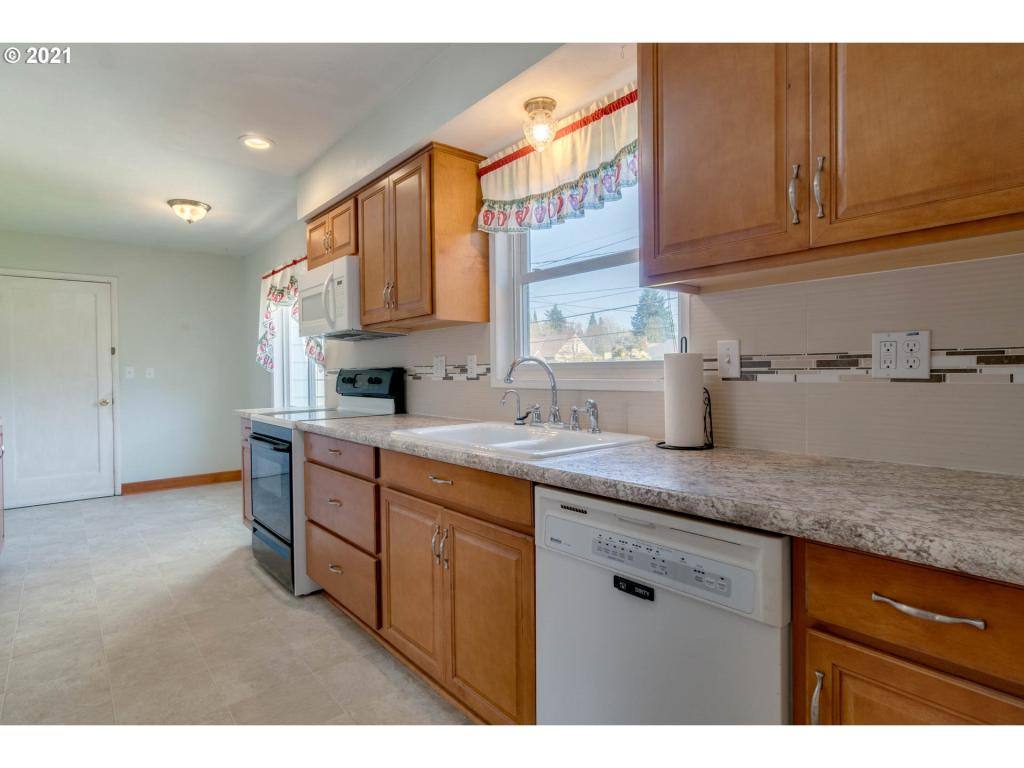 House for rent at 1335 Windsor Dr, Gladstone, OR 97027