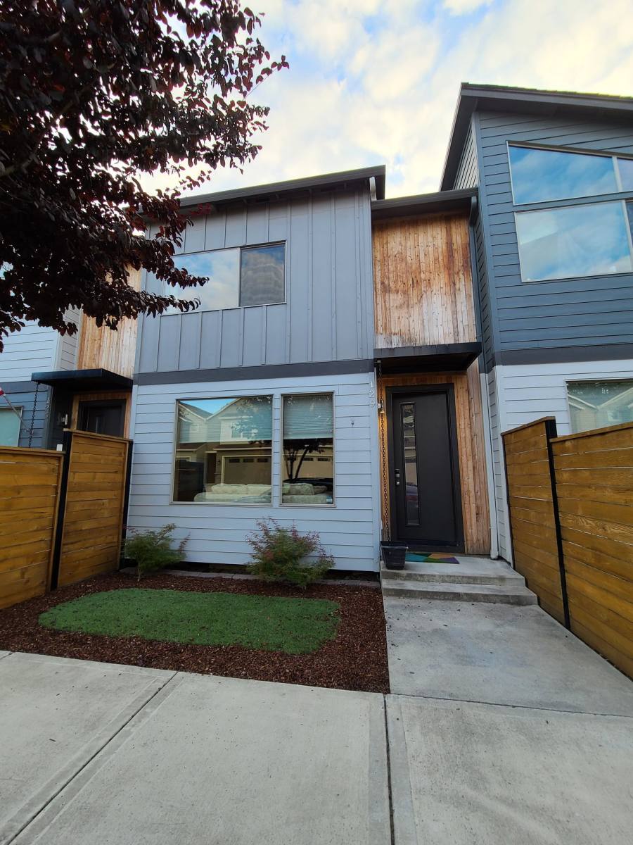 Townhouse for rent at 129 N 44th Place, Ridgefield, WA 98642