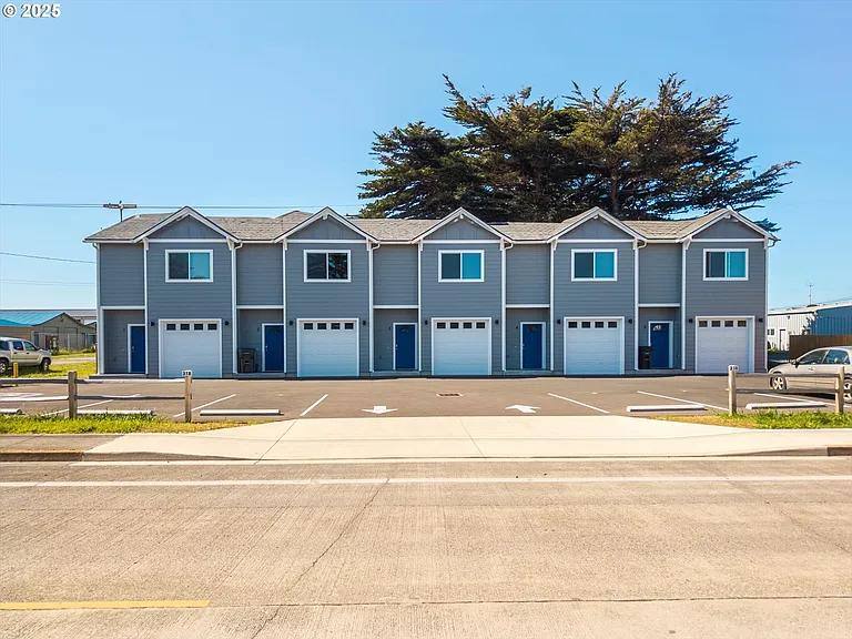 Townhouse for rent at 318 11th St SE #3, Bandon, OR 97411