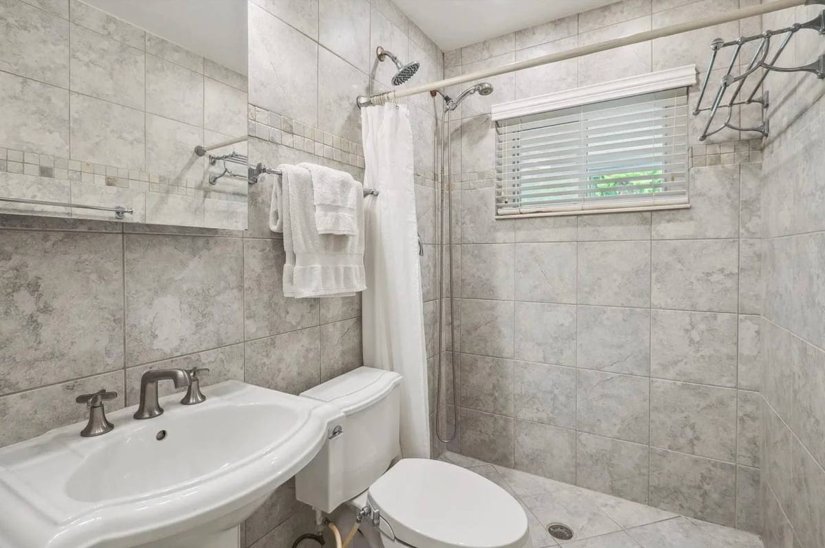 Apartment for rent at 853 NE 37 St, Fort Lauderdale, FL 33334