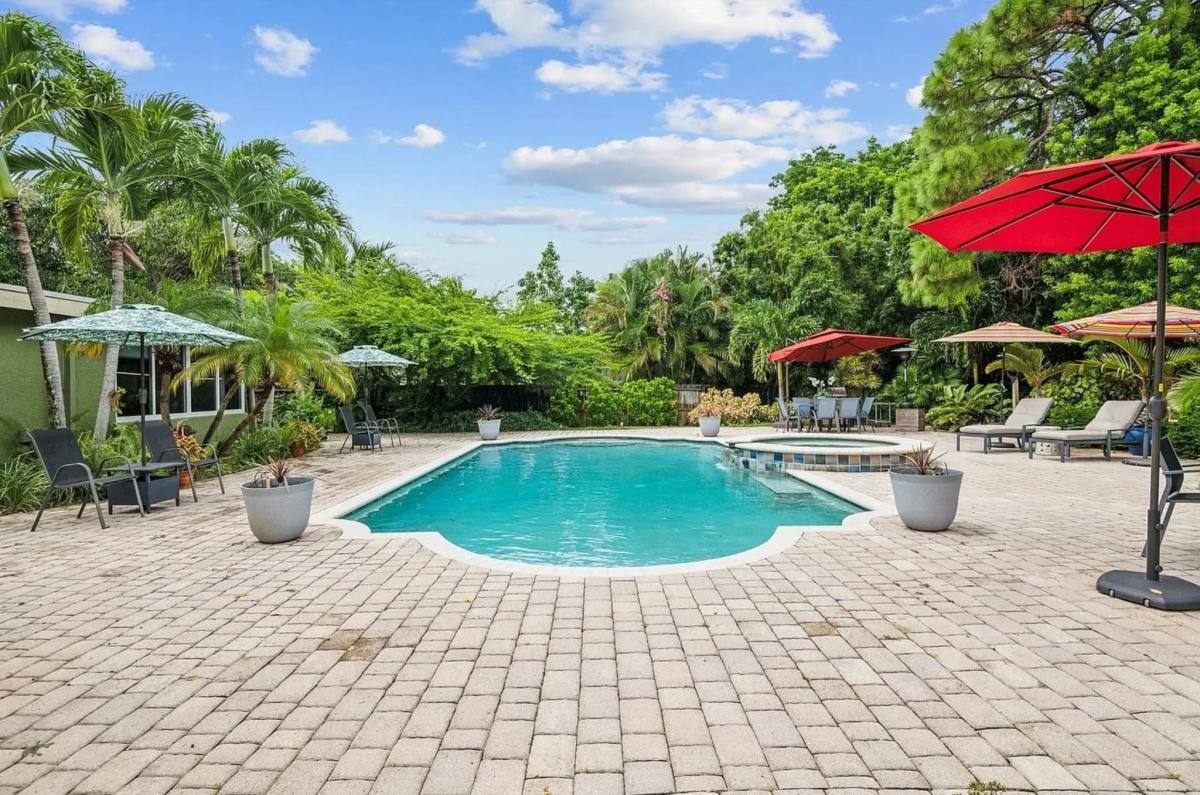 Apartment for rent at 853 NE 37 St, Fort Lauderdale, FL 33334