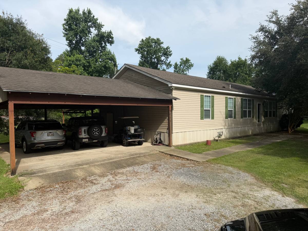House for rent at 17100 Swamp Rd E, Prairieville, LA 70769