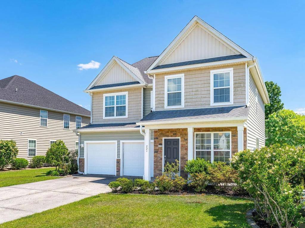 House for rent at 221 Berwick Dr, Summerville, SC 29483