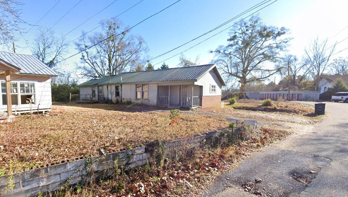 Apartment for rent at 1127 1st Ave NW, Fayette, AL 35555