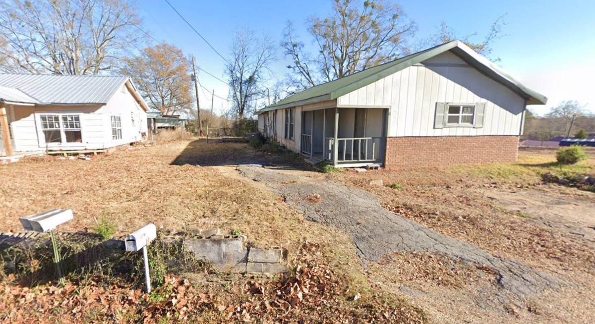 Apartment for rent at 1127 1st Ave NW, Fayette, AL 35555