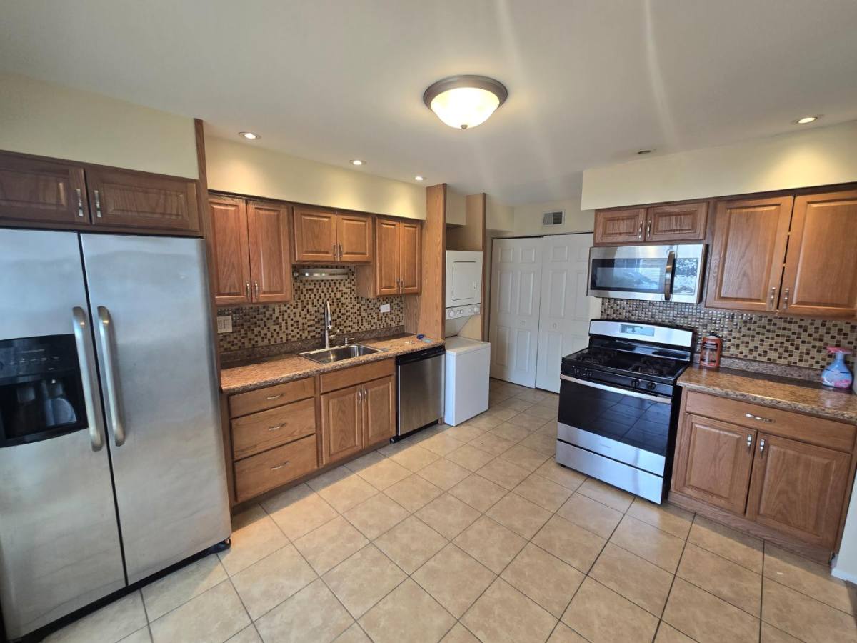 Townhouse for rent at 1233 Mae Court, Wheeling, IL 60090