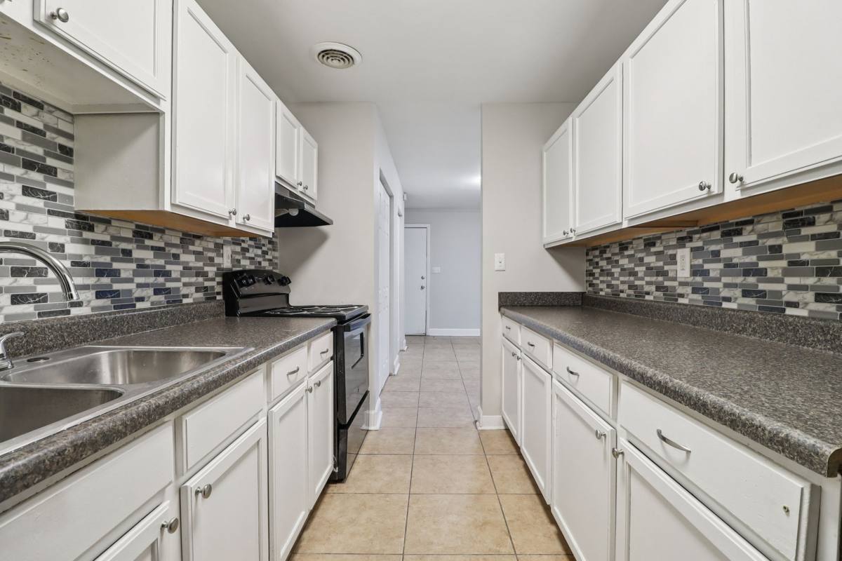 Apartment for rent at Eagle Trace, 1 Lakeside Rd, Greenville, SC 29611