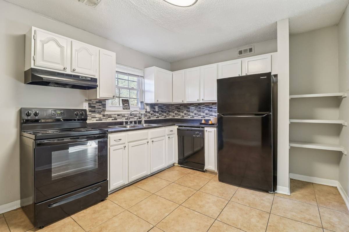 Apartment for rent at Eagle Trace, 1 Lakeside Rd, Greenville, SC 29611