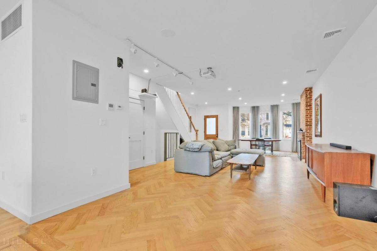 Townhouse for rent at 729 Chauncey St #1F, Brooklyn, NY 11207