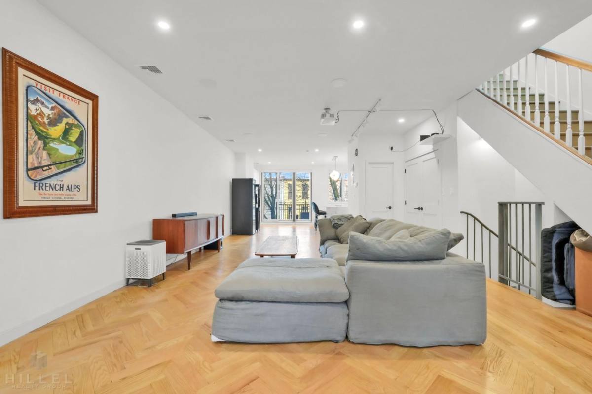 Townhouse for rent at 729 Chauncey St #1F, Brooklyn, NY 11207