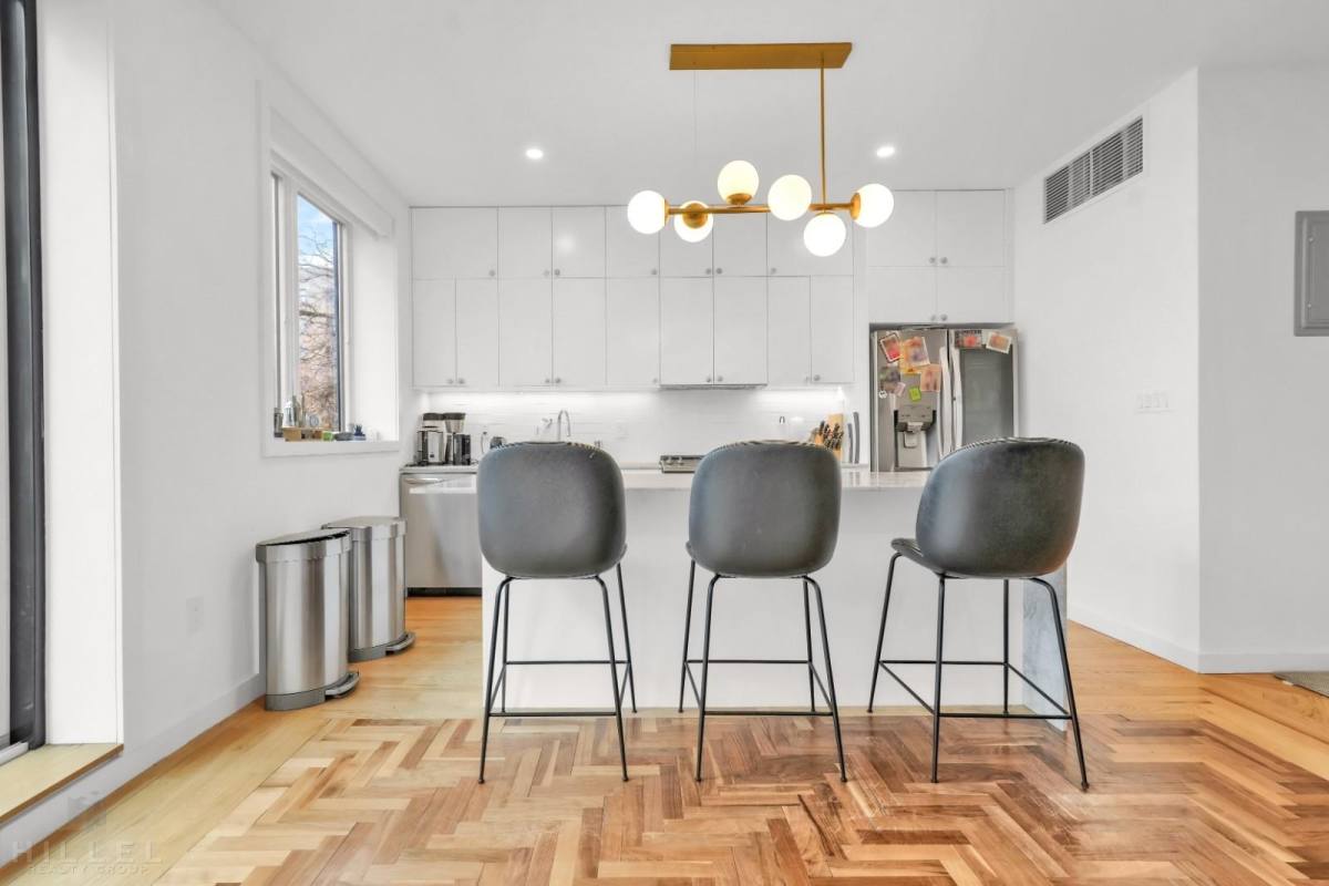 Townhouse for rent at 729 Chauncey St #1F, Brooklyn, NY 11207