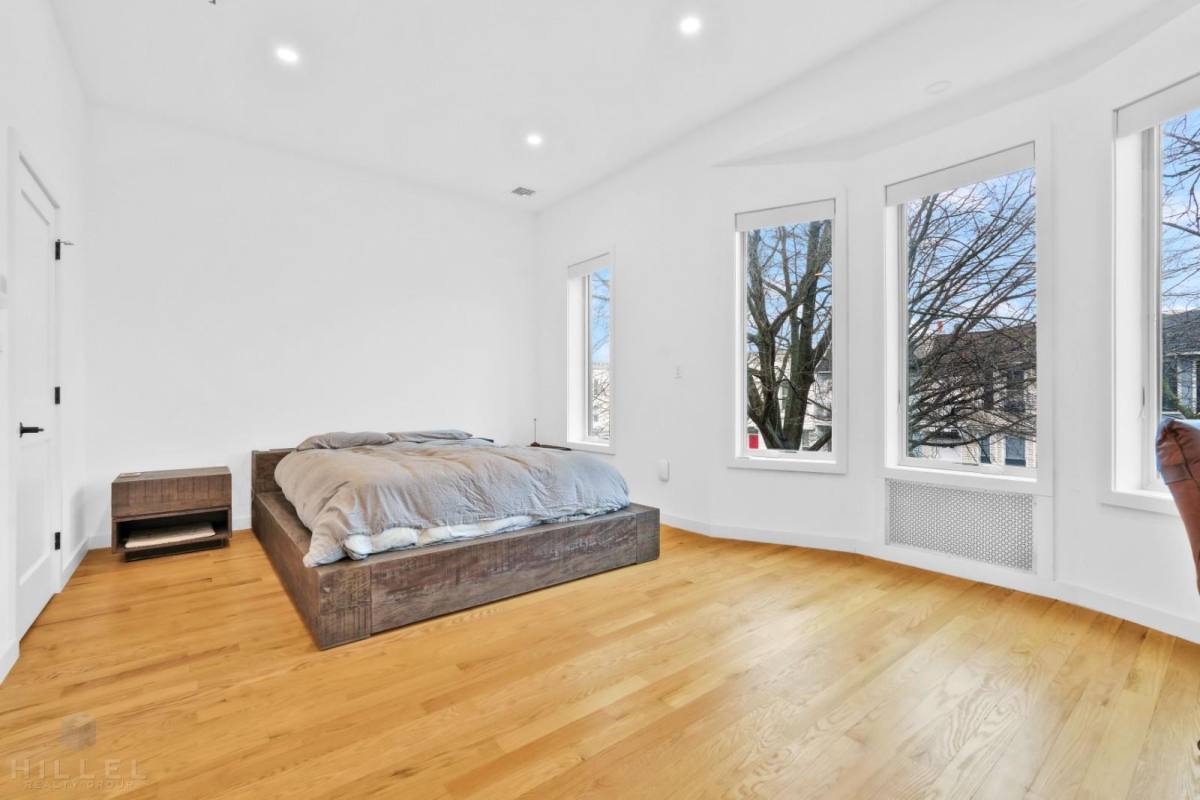 Townhouse for rent at 729 Chauncey St #1F, Brooklyn, NY 11207