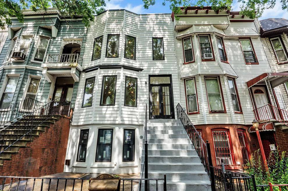Townhouse for rent at 729 Chauncey St #1F, Brooklyn, NY 11207