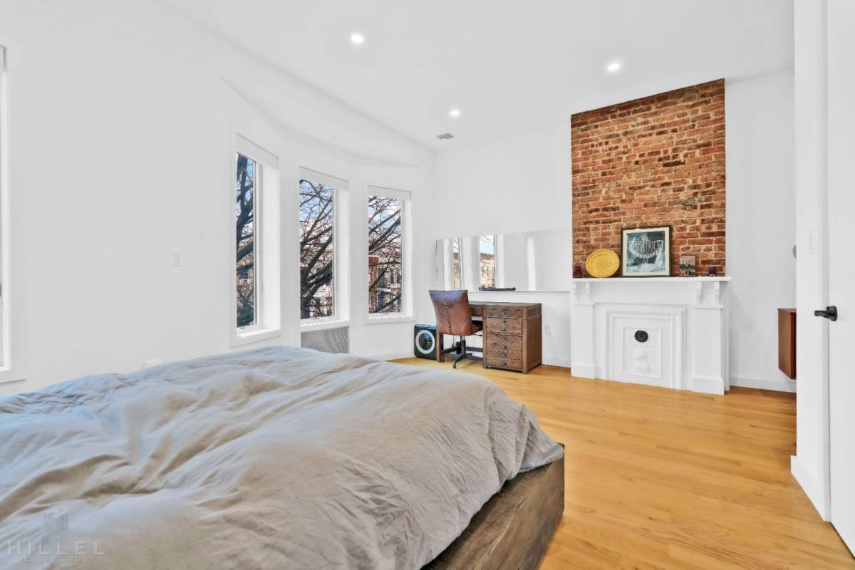 Townhouse for rent at 729 Chauncey St #1F, Brooklyn, NY 11207