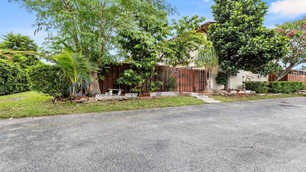 Townhouse for rent at 4240 Landar Dr, Lake Worth, FL 33463