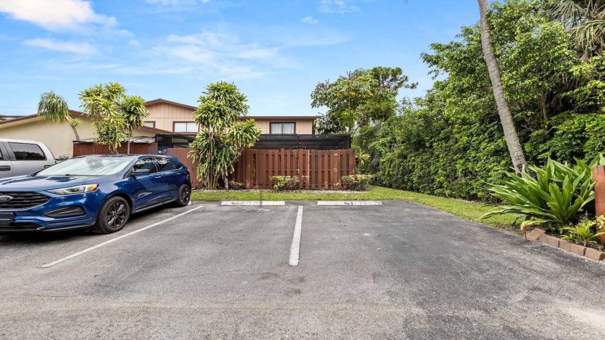 Townhouse for rent at 4240 Landar Dr, Lake Worth, FL 33463