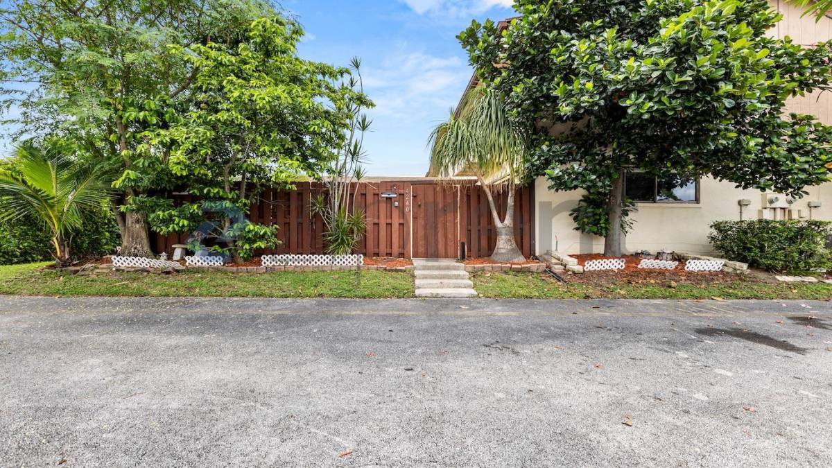 Townhouse for rent at 4240 Landar Dr, Lake Worth, FL 33463
