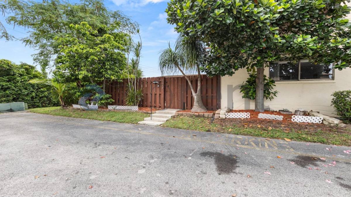 Townhouse for rent at 4240 Landar Dr, Lake Worth, FL 33463