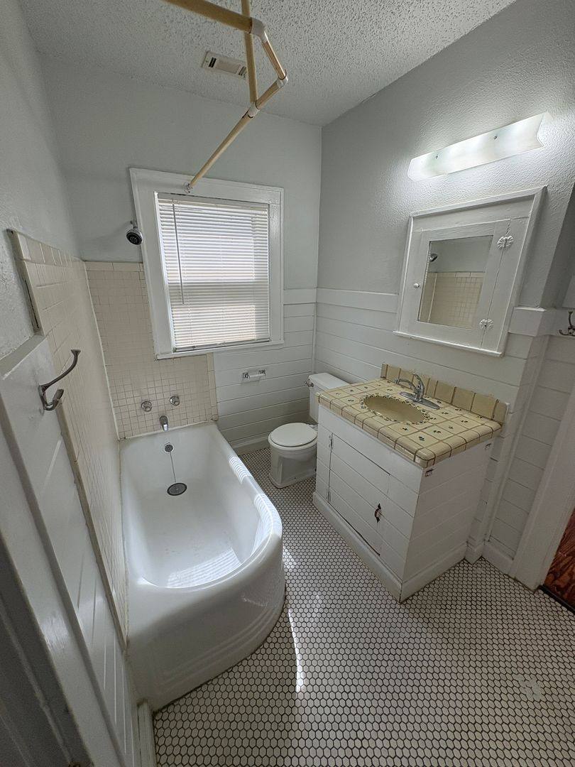 House for rent at 915 W 29th St, Austin, TX 78705