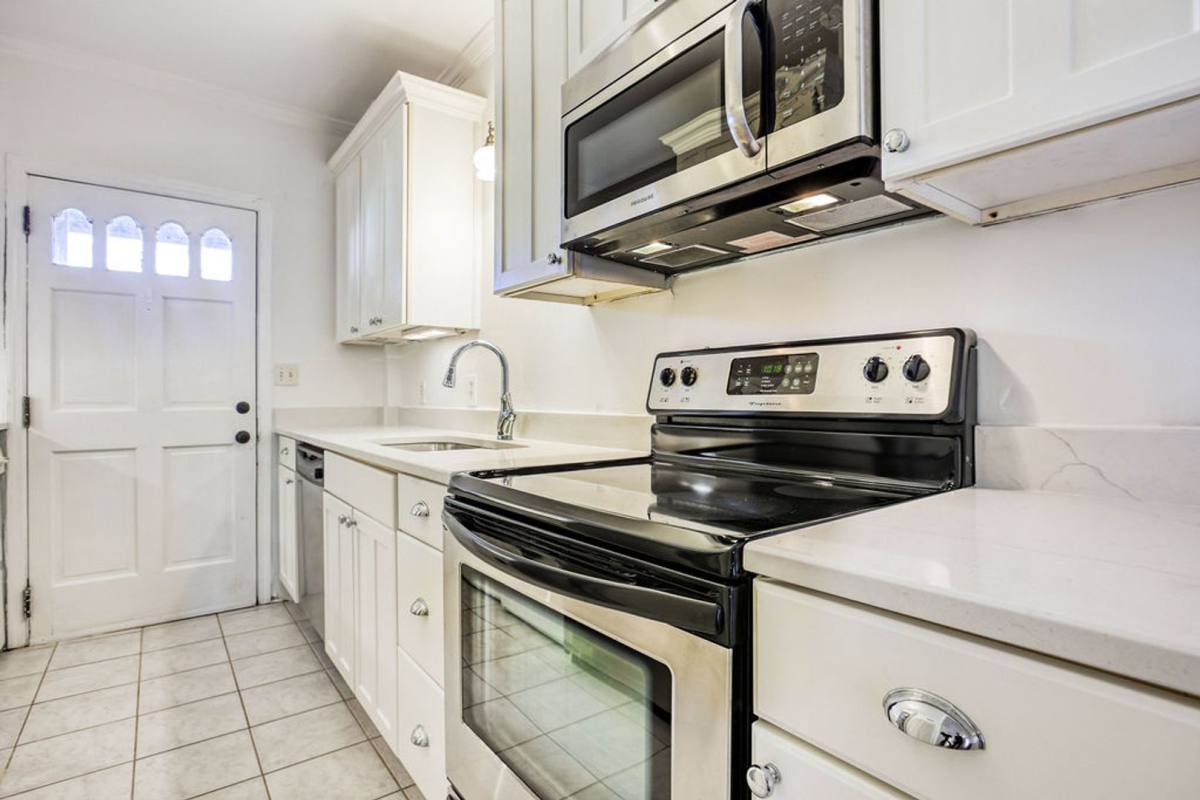 Apartment for rent at 212 W Bolton St, Savannah, GA 31401