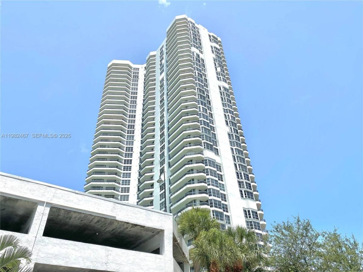 Condo for rent at 3500 Mystic Pointe Dr, Miami, FL 33180