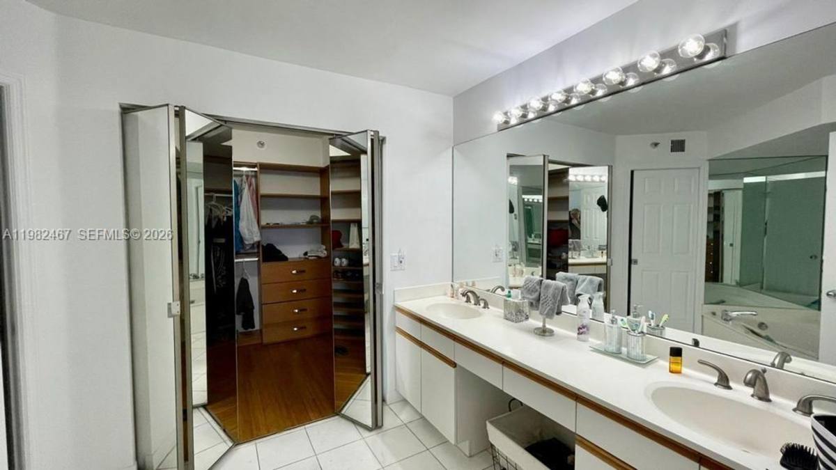 Condo for rent at 3500 Mystic Pointe Dr, Miami, FL 33180
