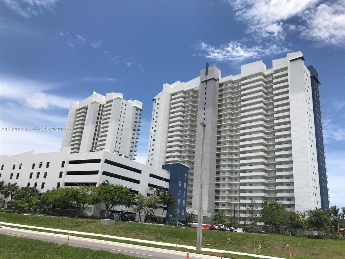 Apartment for rent at 14951 Royal Oaks Lane, Miami, FL 33181
