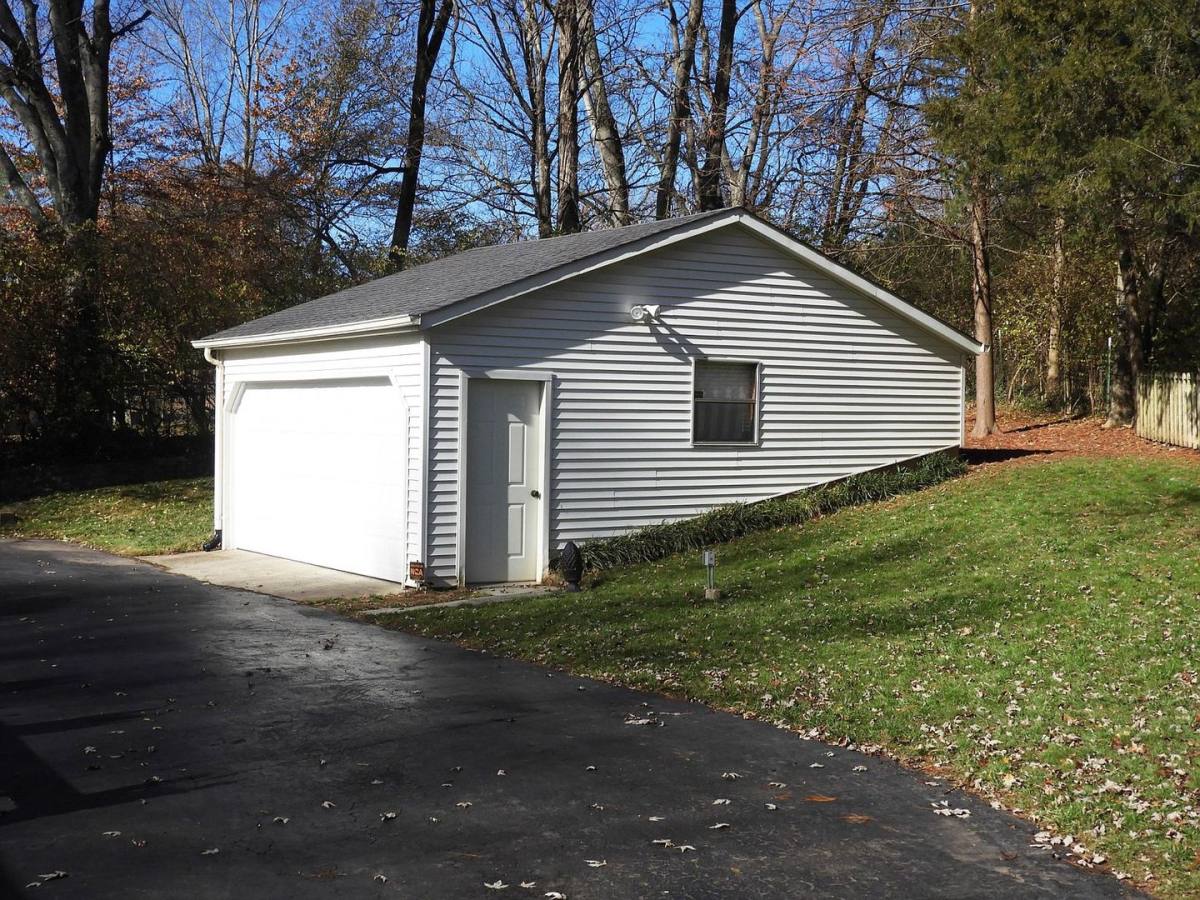 House for rent at 384 Barrywood Dr, Nashville, TN 37211