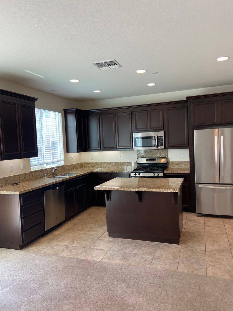House for rent at 280 Barnhill Dr, Folsom, CA 95630