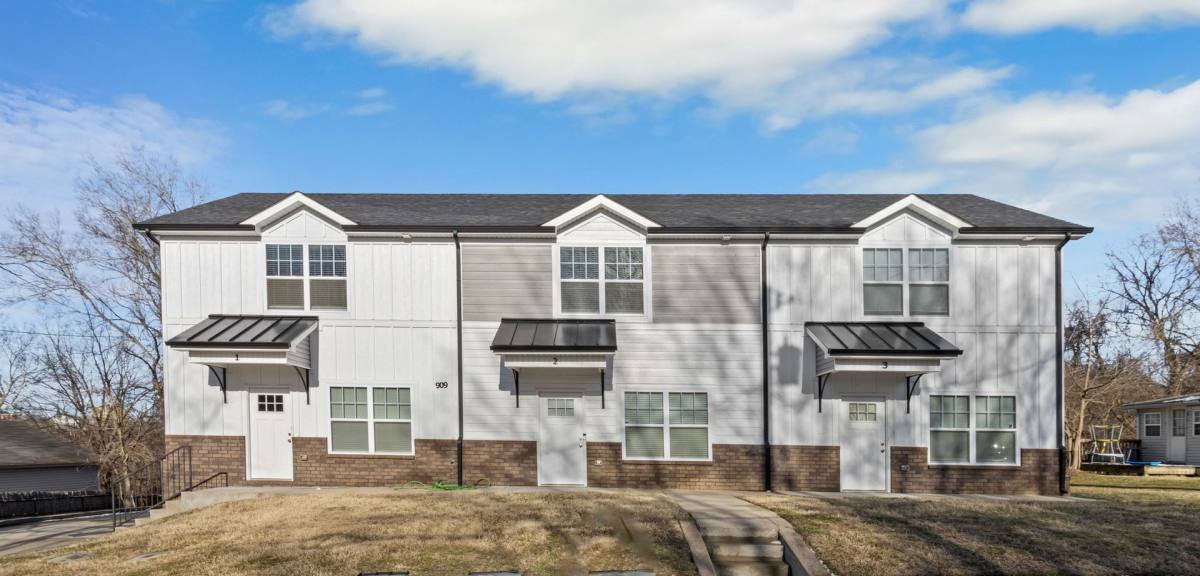 Apartment for rent at 909 Charlotte St, Clarksville, TN 37040