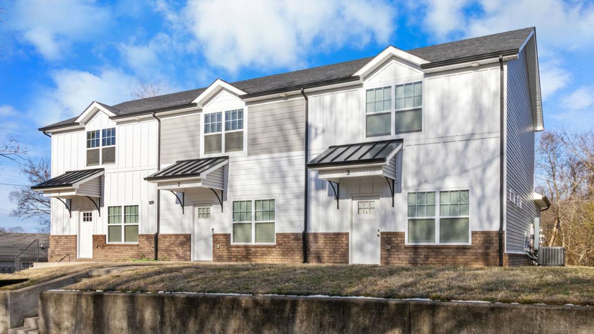 Apartment for rent at 909 Charlotte St, Clarksville, TN 37040