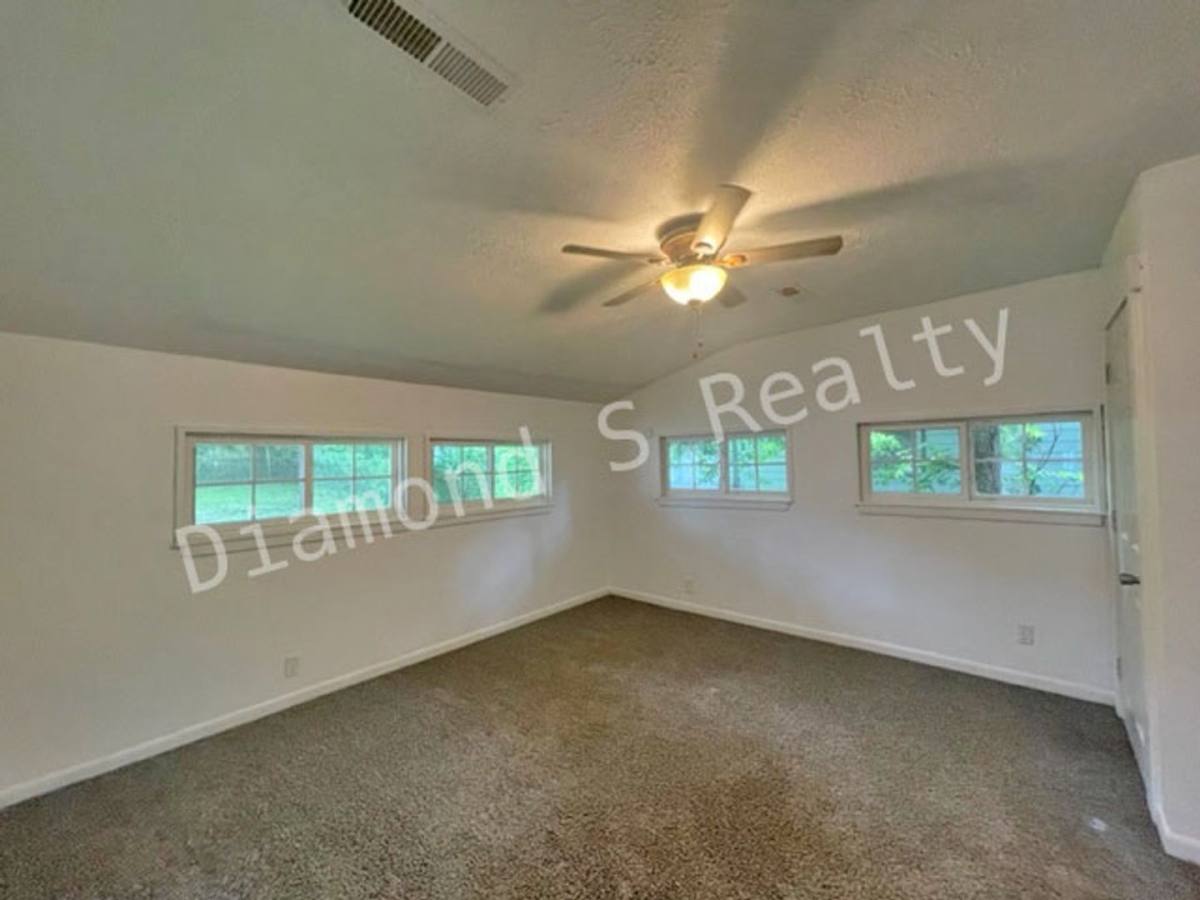 House for rent at 930 W Harrison St, Springfield, MO 65806