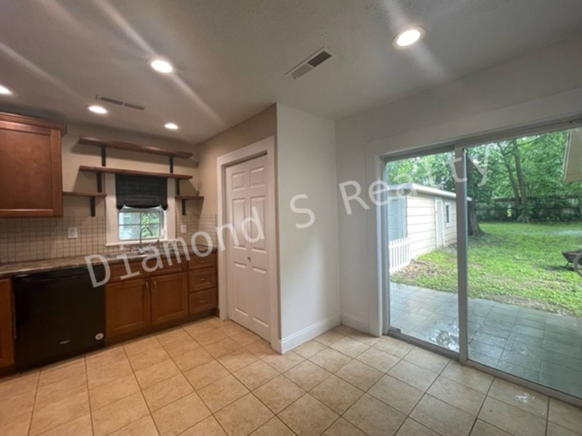 House for rent at 930 W Harrison St, Springfield, MO 65806