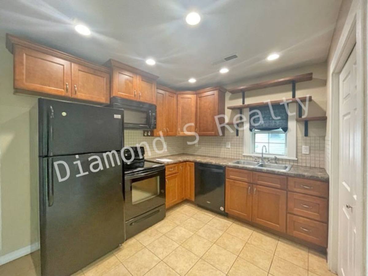 House for rent at 930 W Harrison St, Springfield, MO 65806