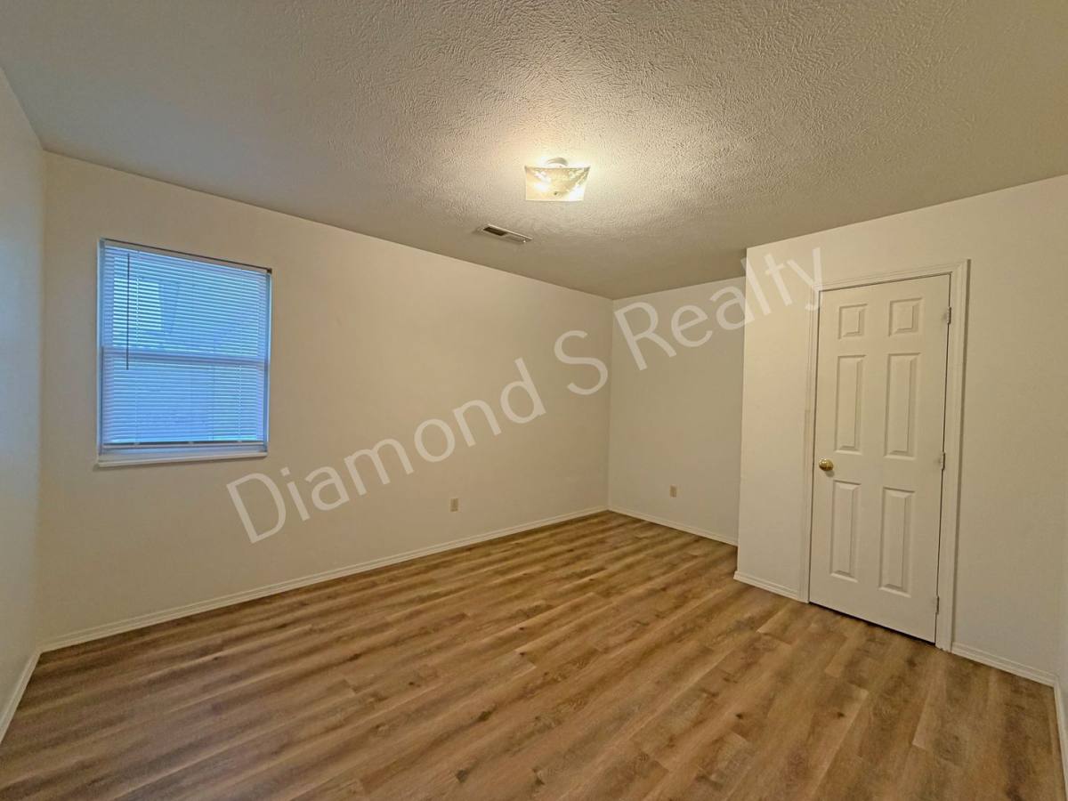 Townhouse for rent at 422 S Washington Ave, Walnut Grove, MO 65770