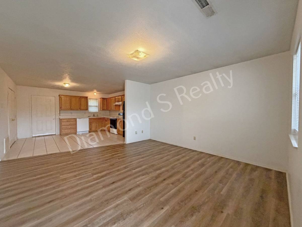 Townhouse for rent at 422 S Washington Ave, Walnut Grove, MO 65770