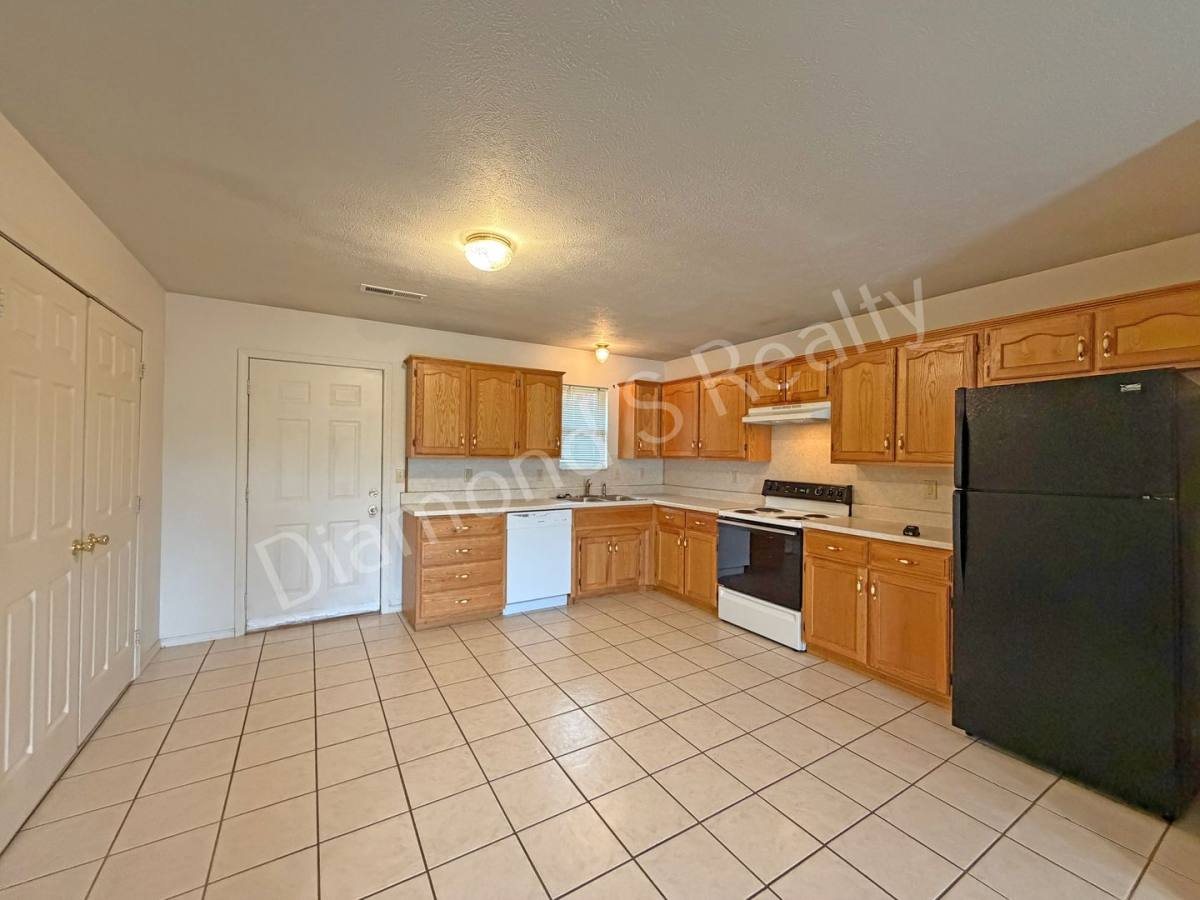 Townhouse for rent at 422 S Washington Ave, Walnut Grove, MO 65770