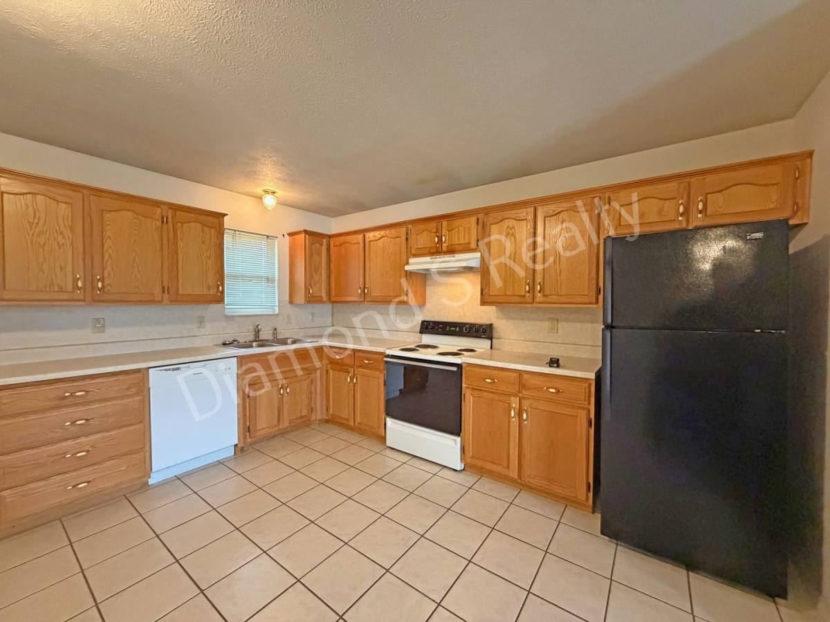 Townhouse for rent at 422 S Washington Ave, Walnut Grove, MO 65770