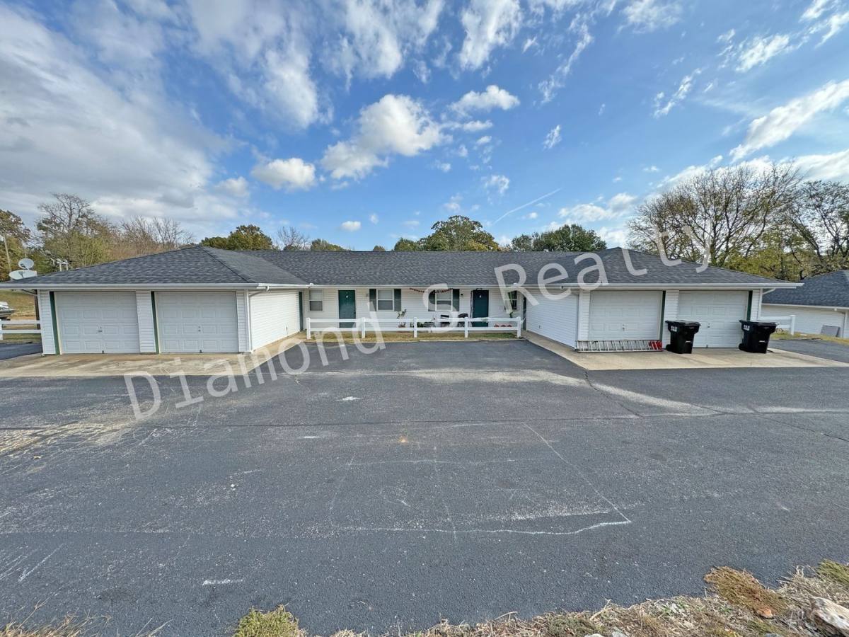 Townhouse for rent at 422 S Washington Ave, Walnut Grove, MO 65770