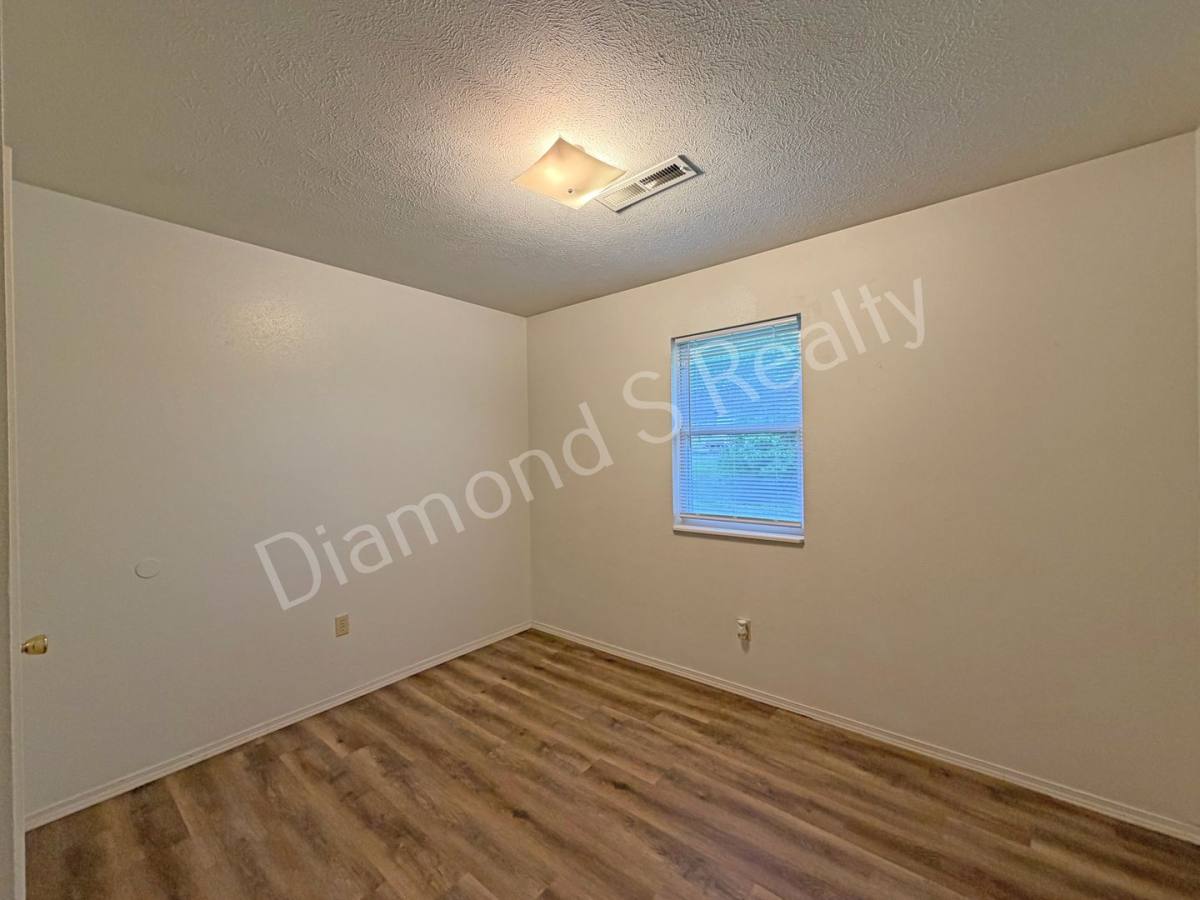 Townhouse for rent at 422 S Washington Ave, Walnut Grove, MO 65770